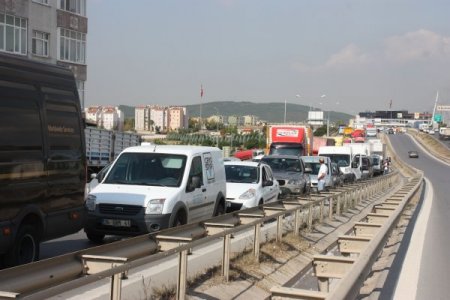 Boya hammaddesi yüklü TIR alev alev yandı
