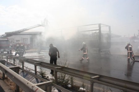 Boya hammaddesi yüklü TIR alev alev yandı