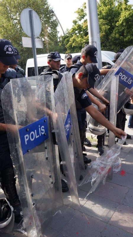 Boyalı protestoya polisten ‘streçli’ önlem