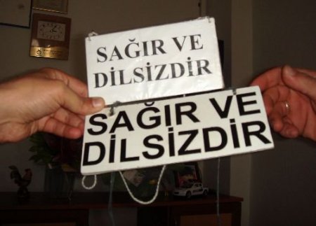 Boynunda 'dilsiz' Yazısıyla Dolaşan Dilenci, Emniyette Bülbül Kesildi