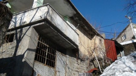 Boyun ailesinin büyükleri sıcak bir ev, çocukları ise okula gitmek istiyor