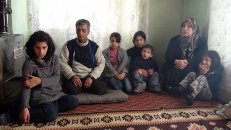 Boyun ailesinin büyükleri sıcak bir ev, çocukları ise okula gitmek istiyor