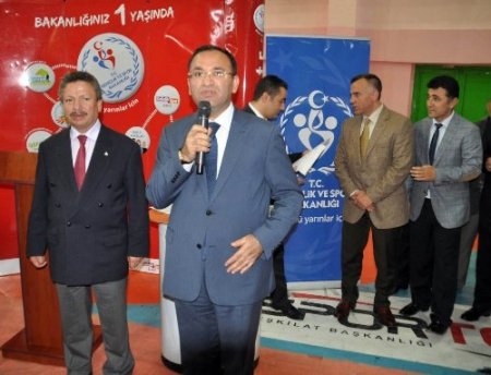 Bozdağ, Türkiye Yıldızlar Grekoromen Güreş Şampiyonasını izledi