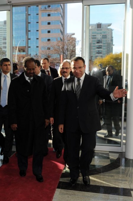 Bozdağ: Bahçeli, 9 ışıktan ışık almıyor, ışığı başka yerlerden aldığı açık