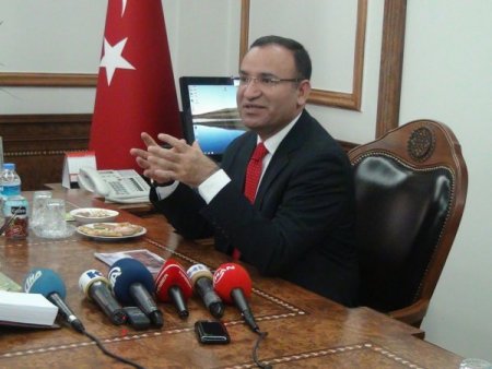 Bozdağ: Başkanlık sistemini, siyasal istikrarın sürekli olması için istiyoruz