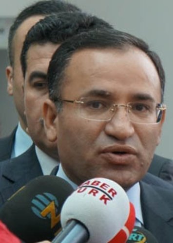 Bozdağ: Kimse fikir özgürlüğü ile küfür özgürlüğünü birbirine karıştırmamalı