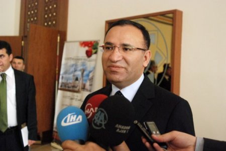 Bozdağ: Omuzlarında Rütbesi Olmayan Rütbelileri Eleştirmek Lazım