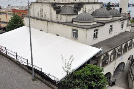 Bozhane Camii'nin avlusu kapatıldı