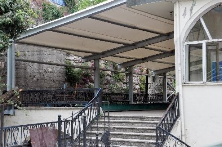 Bozhane Camii'nin avlusu kapatıldı