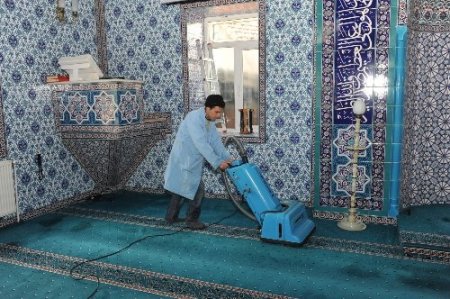 Bozüyük'te camilerden gül kokuları yayılıyor