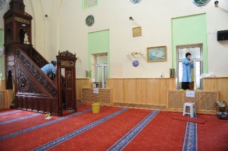 Bozüyük'te camilerden gül kokuları yayılıyor