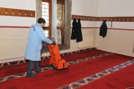 Bozüyük'te camilerden gül kokuları yayılıyor