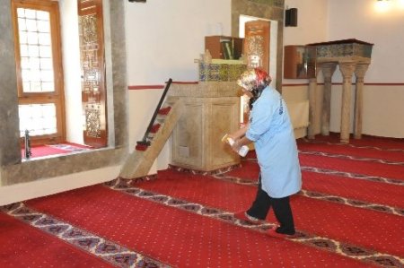 Bozüyük'te camilerden gül kokuları yayılıyor