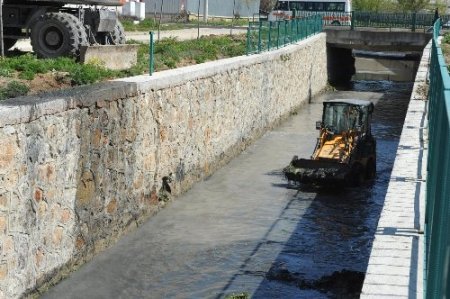 Bozüyük'te kanalboyu temizlendi