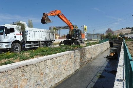 Bozüyük'te kanalboyu temizlendi
