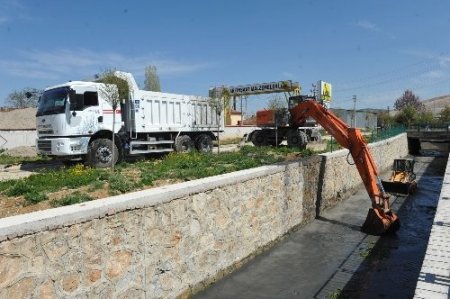 Bozüyük'te kanalboyu temizlendi