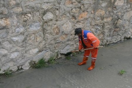 Bozüyük'te kötü koku yayan kanallar temizleniyor