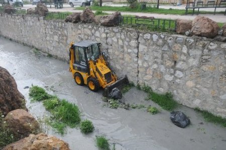 Bozüyük'te kötü koku yayan kanallar temizleniyor