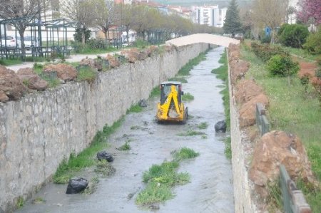 Bozüyük'te kötü koku yayan kanallar temizleniyor