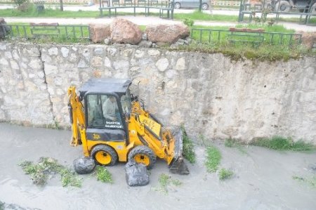Bozüyük'te kötü koku yayan kanallar temizleniyor