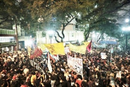 Brezilya'da protestocu öğrenciler polisle çatışıyor