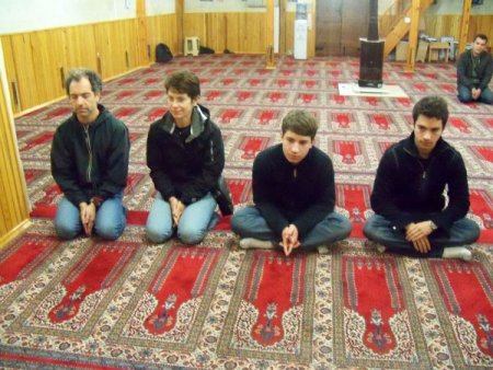 Brezilyalı Aile Camide İslam'ı Öğrenip Kur'an Dinledi
