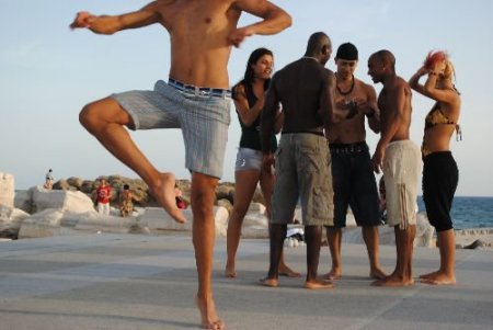 Brezilyalı Dansçılar, Hazırlık Çalışmalarını Apollon Tapınağı'nda Yapıyor