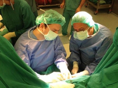 Brezilyalı profesör lazerle fistül tedavisini Uludağ Üniversitesi'nde öğreniyor