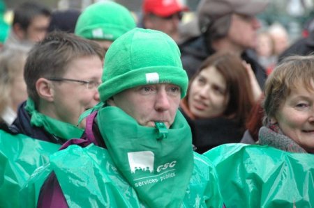 Brüksel'de binlerce kamu çalışanı sokaklara indi