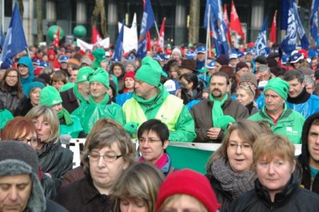 Brüksel'de binlerce kamu çalışanı sokaklara indi
