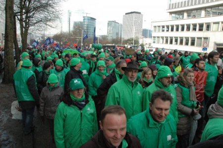 Brüksel'de binlerce kamu çalışanı sokaklara indi