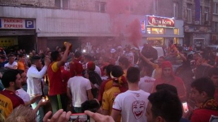 Brüksel’deki ‘Türk Mahallesi’ sarı kırmızıya büründü