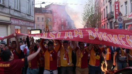 Brüksel’deki ‘Türk Mahallesi’ sarı kırmızıya büründü