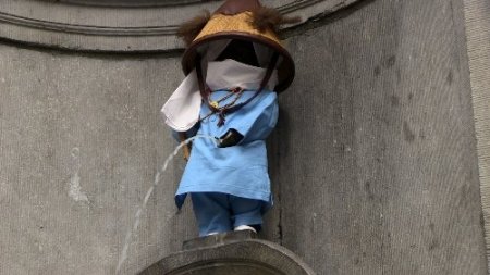 Brüksel’in maskotu 'Çiş Yapan Çocuk'tan bu sefer süt aktı