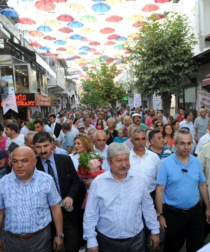 Bu caddeyi şemsiyeler gölgeliyor