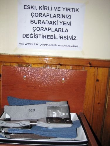 Bu Camide Kirli, Yırtık Çoraplar Yenisiyle Değiştiriliyor
