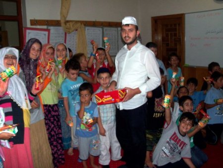 Bu Camiye Gelen Çocuklar Ödüllendiriliyor