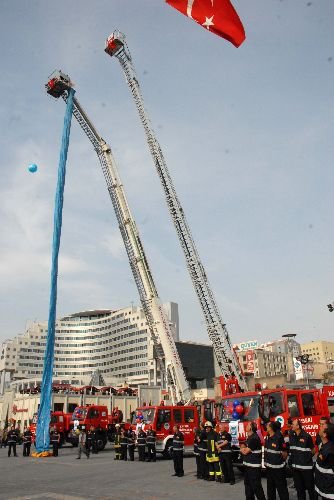 Bu Hortumdan Su Değil İnsan Geçiyor
