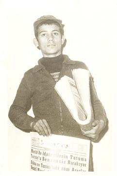 Bu ilçede yerel gazeteler duvardan okunuyor