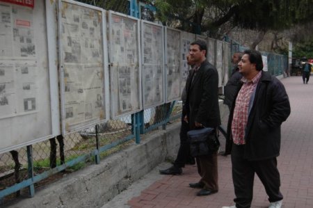 Bu ilçede yerel gazeteler duvardan okunuyor