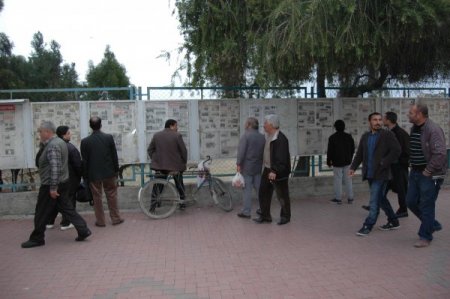 Bu ilçede yerel gazeteler duvardan okunuyor
