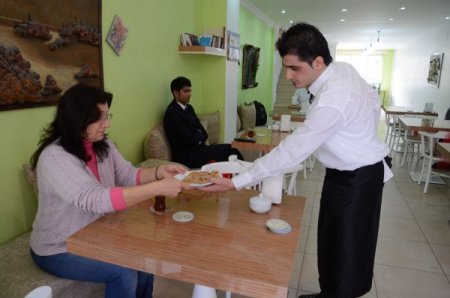 Bu kafeyi engelliler işletiyor