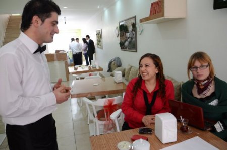 Bu kafeyi engelliler işletiyor