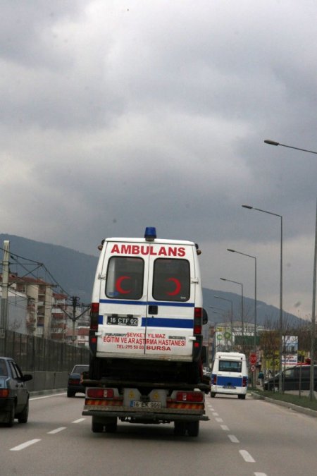Bu Kez Ambulansı Taşıdılar