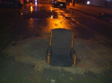 Bu koltuk oturmak için değil, araçların çukura düşmesini engellemek için