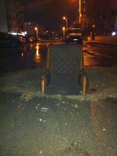 Bu koltuk oturmak için değil, araçların çukura düşmesini engellemek için