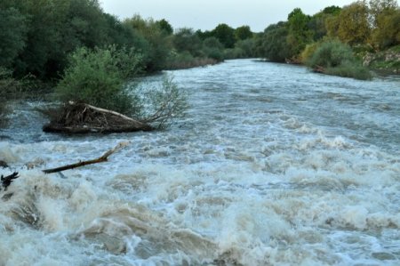 Bu Köprüde Sular Alttan Değil, Üstten Akıyor