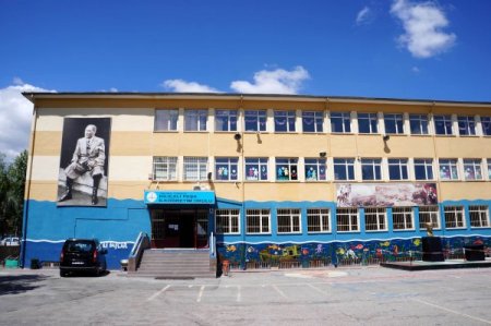 "Bu Okulu Boyayacak Hayırsever Aranıyor"