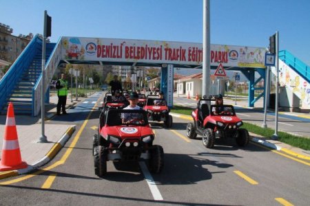 Bu parkta çocuklar trafiği eğlenerek öğreniyor
