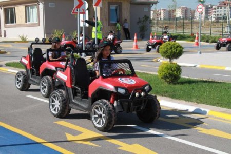 Bu parkta çocuklar trafiği eğlenerek öğreniyor